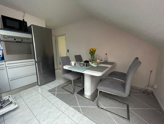 Helle 3-Zimmer-Dachwohnung in zentraler Lage von Rodenbach – Küche mit Einrichtung
