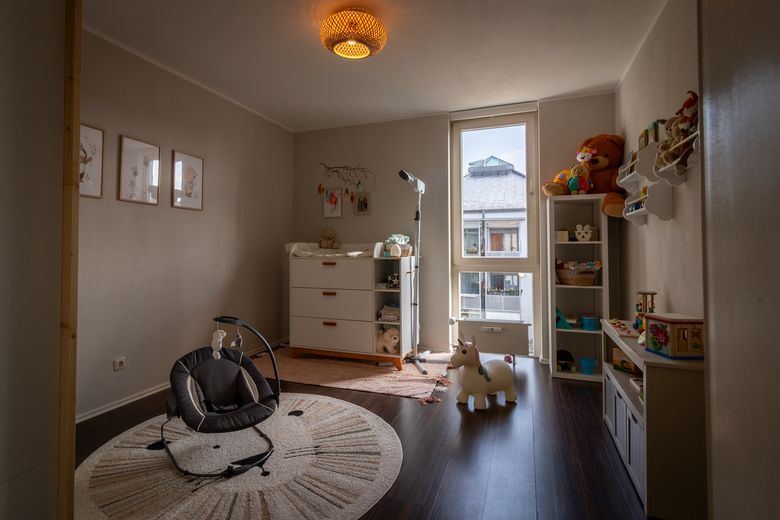 Provisievrij: 4-kam.-galerij-maisonnette, bovenste verdieping, balkon & ondergrondse garage-Geretsried-Stein – 1.Schlafzimmer 2.OG