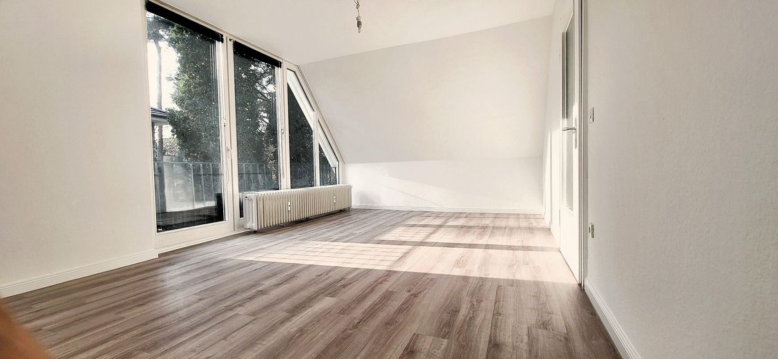 Große sonnige Dachgeschosswohnung -  Ruhige Villenlage - Südloggia - ca. 20 Min. zum Hauptbahnhof – Zimmer