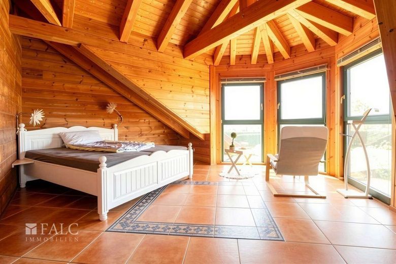 +++ Natur pur &amp; Design: Hochwertiges Fullwood-Wohnblockhaus mit Weitblick in Ostseenähe +++ – Schlafzimmer I