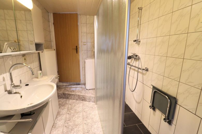 Gepflegtes Einfamilienhaus mit Anbau, perfekt für die große Familie – Badezimmer