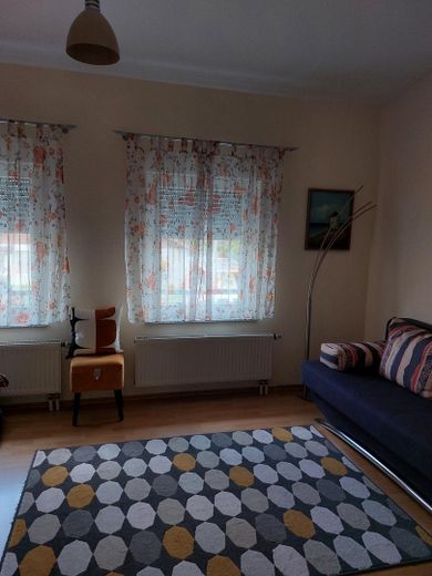 Gut gepflegtes Reihenhaus mit Grasdach – Schlafzimmer