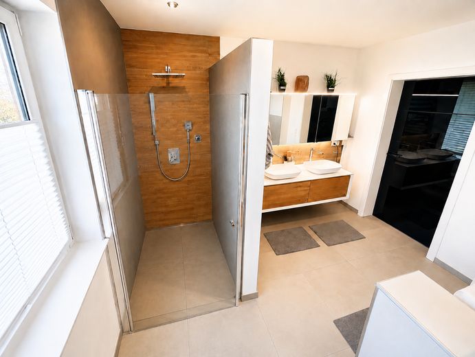 Esclusiva casa unifamiliare KFW 40+ con appartamento indipendente e ampio giardino – Bad en Suite