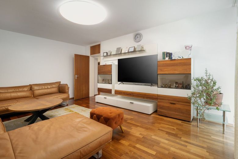 Große und ruhig gelegene 4-Zimmer-Wohnung mit 2 Balkonen in Aschheim – Wohnzimmer
