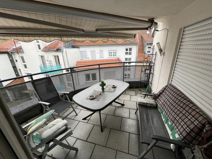 Zentral, gepflegte 3,5 Zimmerwohnung mit Balkon + Tiefgarage – Balkon