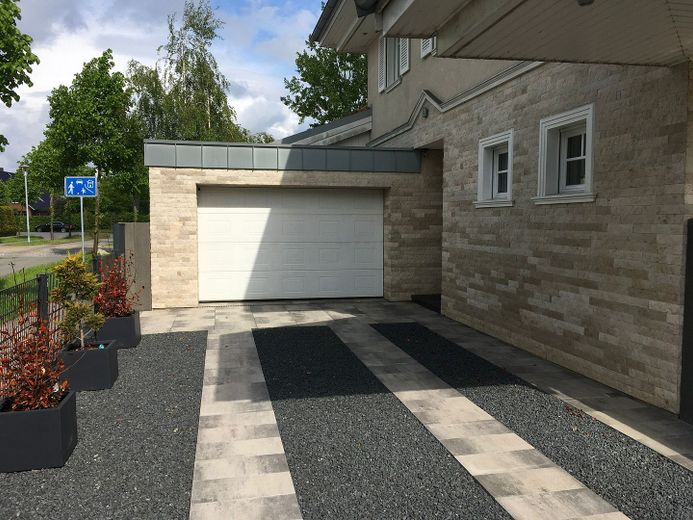 Große und modern-luxuriös ausgestattete Villa im Toskana-Stil am Hamburger Stadtrand zu verkaufen – Garage I  /Auffahrt 