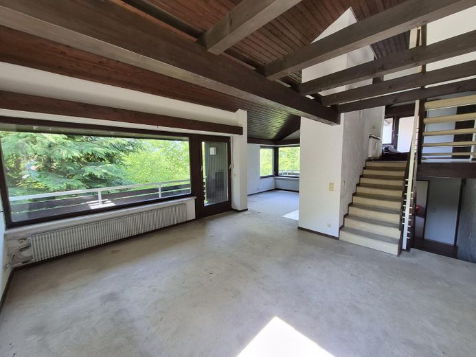 Wohnen im Wald-Panorama: Lichtdurchflutetes Architekten-Juwel in Partenstein – Wohnen im Waldpanorama