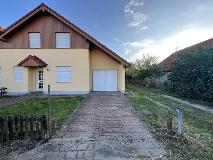 🌿 Renovierte Doppelhaushälfte mit grossem Garten und Garage in Linthe bei Berlin/ Potsdam – Haus vorne