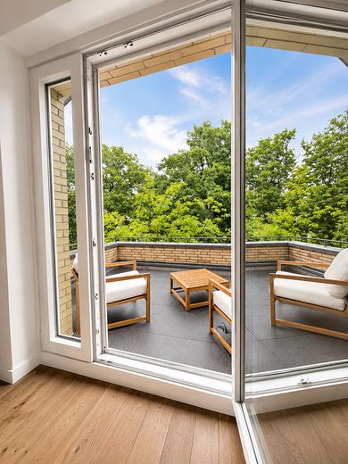Kernsanierte Altbau-Perle in Nienstedten/Flottbek. Dachgeschosswohnung mit Stellplatz – Terrasse