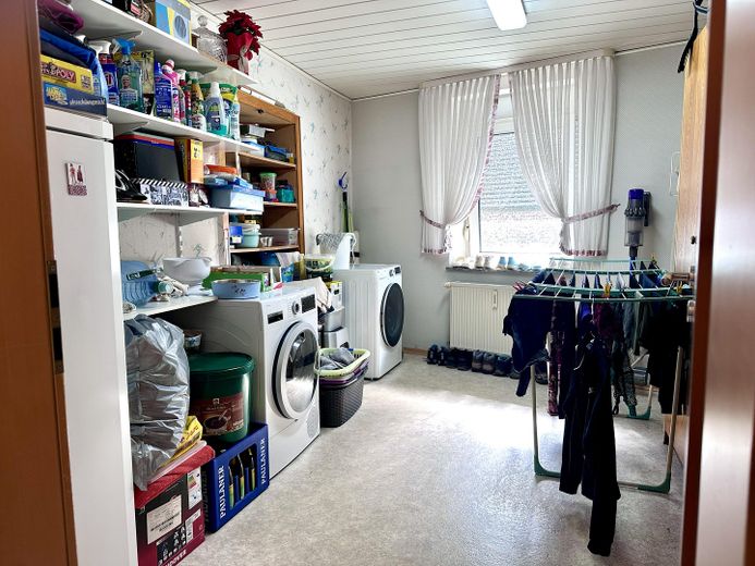 Örtülü teraslı, koi havuzlu bahçeli, garajlı ve park yeri bulunan güzel 5 odalı mutfaklı banyo/WC’li daire – aidat yok – 2. Schlafzimmer (Waschraum)