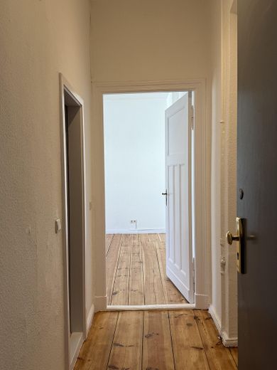 Helle bezugsfreie 1-Zimmer Altbauwohnung in der Nähe vom Schlosse Charlottenburg (provisionsfrei) – Flur