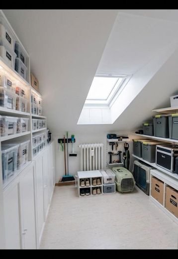 Einmalige Gelegenheit : Großzügiges Dachgeschoss als Mehrgenerationenwohnen oder Kombi-Wohnen – Abstellraum linke Seite 