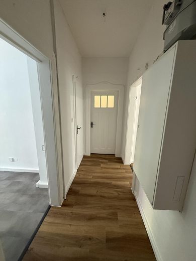 Immediate occupancy available: beautiful, renovated 3-room apartment in a great location! – Flur