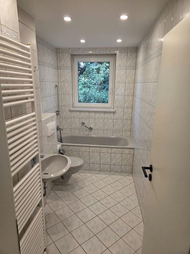 Amplio apartamento de 4 habitaciones en una zona tranquila – Bad mit Wanne