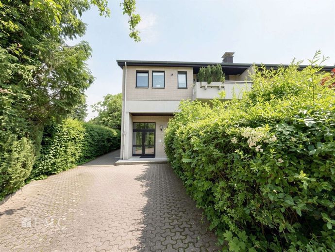 Stilvolle Maisonette-Wohnung mit zwei Balkonen und Kamin in begehrter Lage von Düsseldorf – Außenansicht