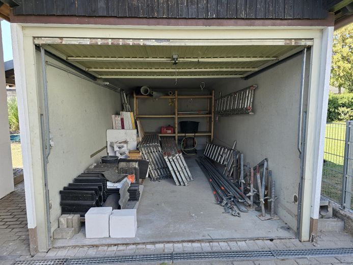 Einfamilienhaus mit kernsanierter Einliegerwohnung, Pool und Garage in Lustadt – Garage