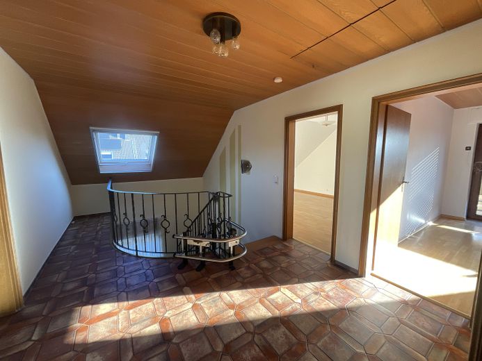 4 Zimmer und Bad im OG