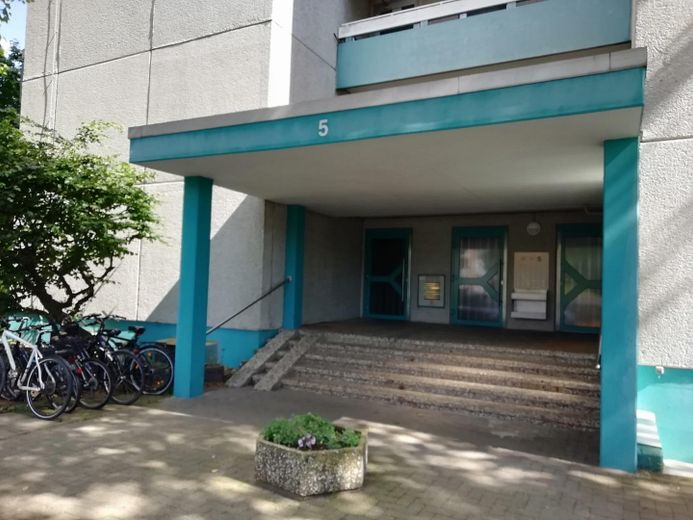 Rented 1-room apartment with south-facing loggia in a central location in Hemmingen – Hauseingang