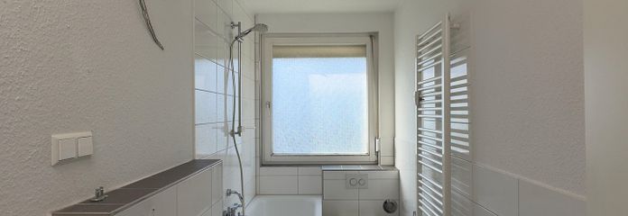 Tageslichtbad mit Badewanne