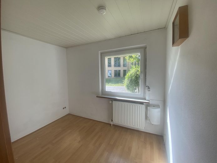 Freie Charmante Doppelhaushälfte mit großem Garten – Ideal für Familien oder Mehrgenerationenwohnen – Zimmer III EG