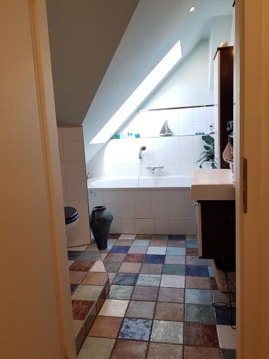 Große Dachgeschosswohnung im ruhigen Gartenhaus mit Terrasse–mitten im Samariterkiez/Friedrichshain – Badezimmer