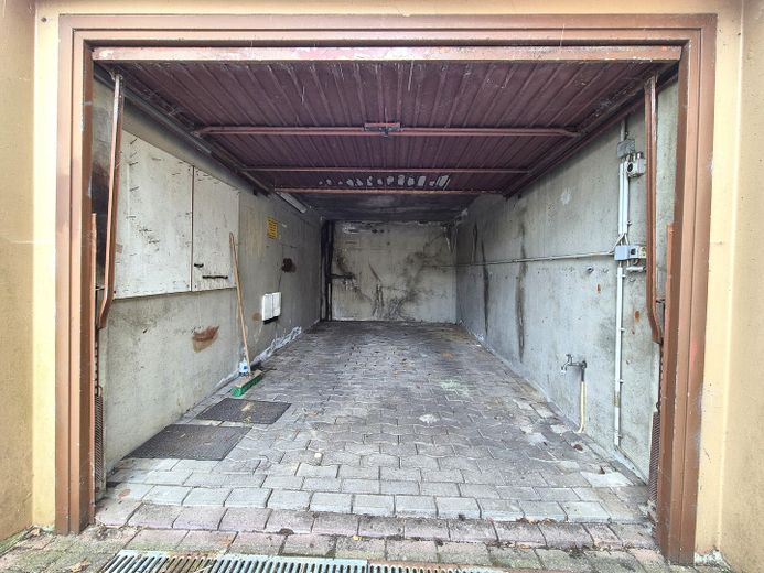 Affascinante casa unifamiliare con grande potenziale in buona posizione – libera e senza provvigione – Garage