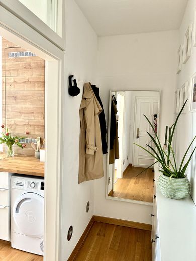 Provisionsfrei - wunderschöne, vermietete Altbauwohnung m. 3 Zimmern, heller Wohnküche, Balkon – Flur mit Blick in Küche