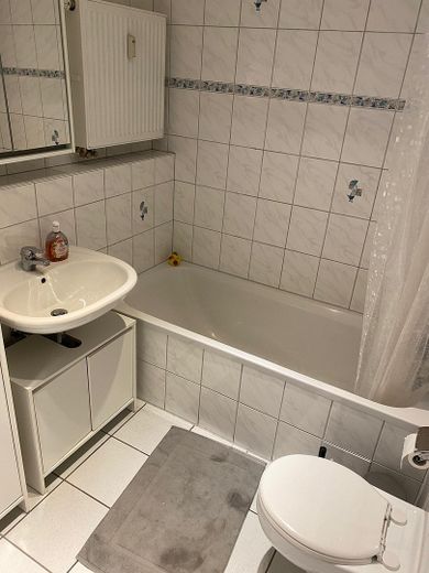 2 Zimmerwohnung in Stadtmitte, mit Loggiabalkon, Aufzug, Einbauküche, neu zu vermieten – Bad/WC