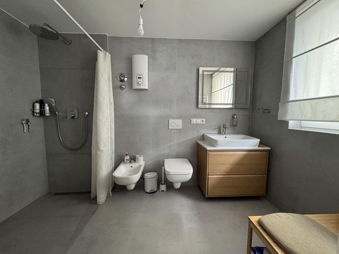 High-quality, stylish 4-room new-build maisonette apartment – Badezimmer mit Bidet