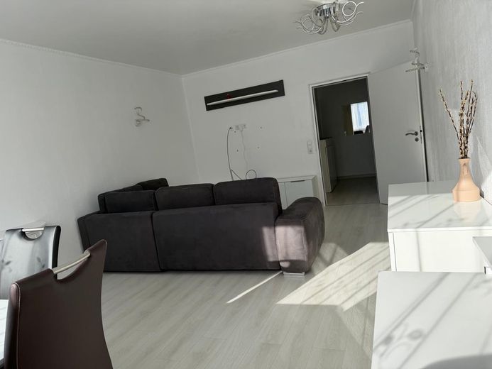 Frisch renovierte, voll möblierte 2-Zimmer-Wohnung mit Balkon in Düsseldorf-Oberbilk – Foto 2