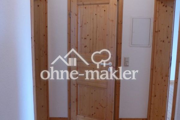 Für Holzfreunde: 2Z, Wohnküche, Bad, Flur, Abstell