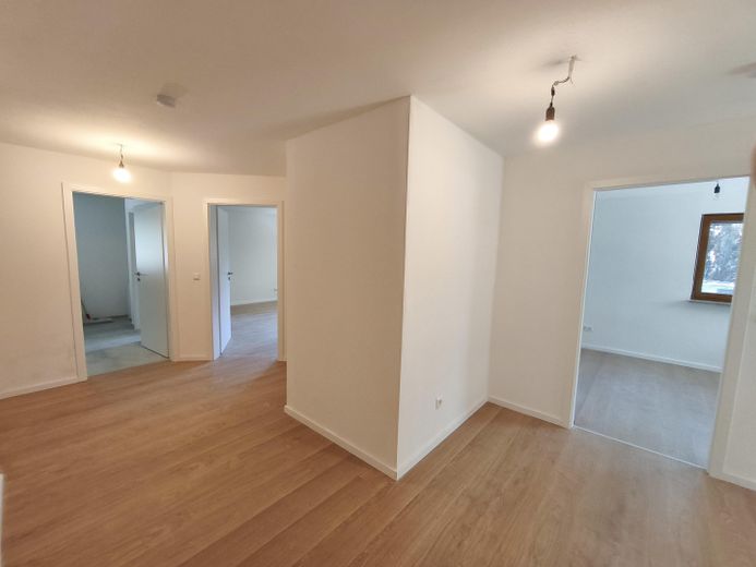 High-quality, bright & perfect for working from home: well-maintained 4-room apartment in Eutingen – Flur