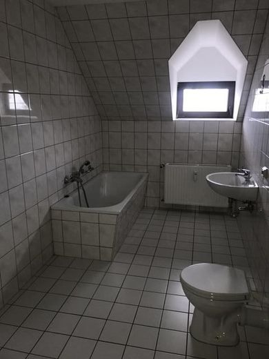 Einbauküche! Günstige DG 3-Zimmer mit Laminat und Wanne in guter Lage! – IMG_3612