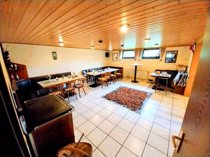 Geselliger Wohnkeller