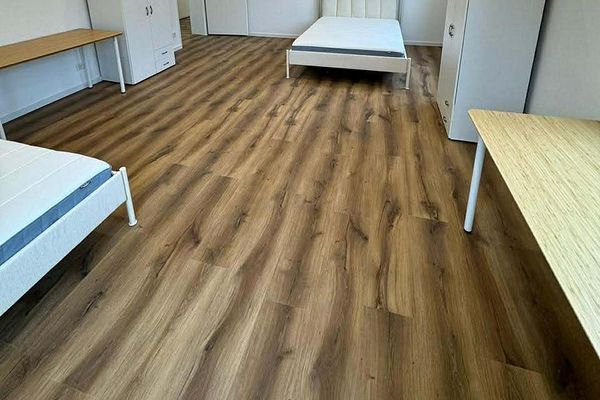Balkonlu, yenilenmiş 4 kişilik öğrenci paylaşımlı evinde mobilyalı paylaşımlı oda!