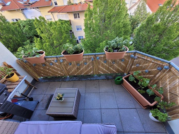 Provisionsfreie, energieeffiziente 3,5-Zimmer-Maisonette-Wohnung auf der Schillerhoehe in Marbach – Balkon / Wohngebiet
