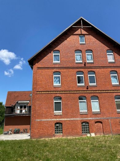 Budynek wielorodzinny w Laatzen (Rethen), 6 mieszkań + 1 lokal użytkowy + 120 m² powierzchni do adaptacji, 8% rentowności – Zdjęcie 1