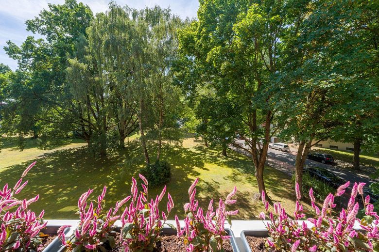 Mieszkanie 3-pokojowe z balkonem od strony południowej i parkietem z litego drewna – kompleksowo wyremontowane w 2026 roku – Balkon