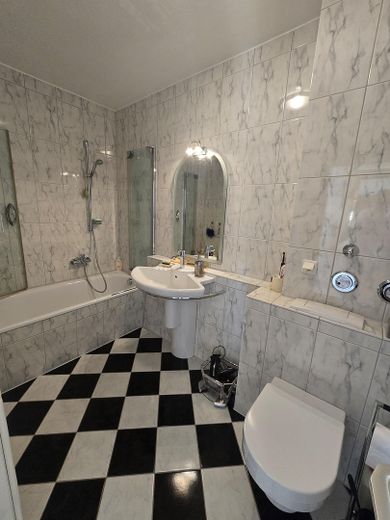 Appartement lumineux de 2 pièces à l’étage avec grand balcon et place de parking en sous-sol – Photo 9