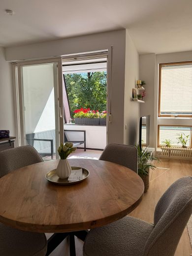 Particular: soleado apartamento de 2 habitaciones con terraza – Wohnzimmer