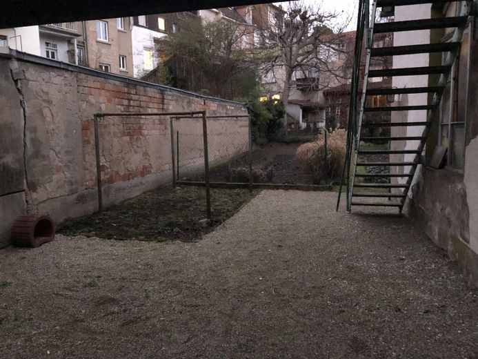 Приваблива земельна ділянка з двоквартирним будинком і численними господарськими будівлями – Фотографія 11