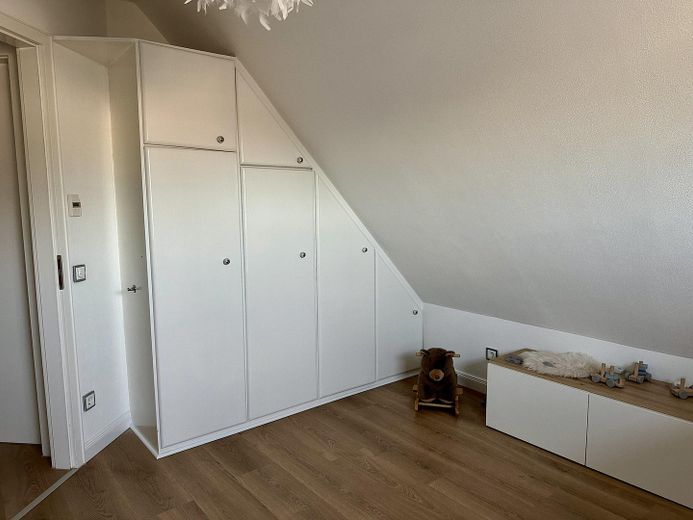 ZONDER COURTAGE: Moderne eengezinswoning met terras op het zuiden, carport en centrale, rustige ligging – Kinderzimmer