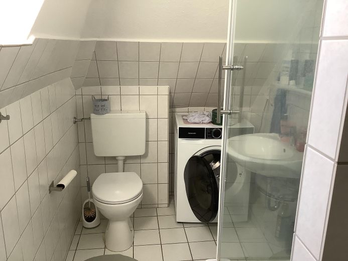 Charaktervolles Baudenkmal (1850): Charmante 3-Zimmer-Wohnung für Paare, Kleinfamilie oder 2er-WG – Badezimmer