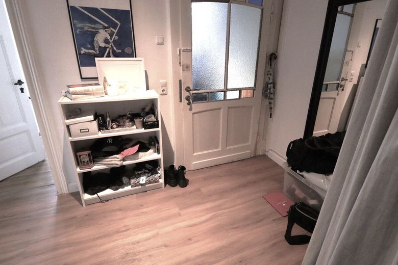 8 Parteien-Mehrfamilienhaus + + im tollen Umfeld + + 1 Garage und ein kleiner Garten am Innenhof – Flur/Diele