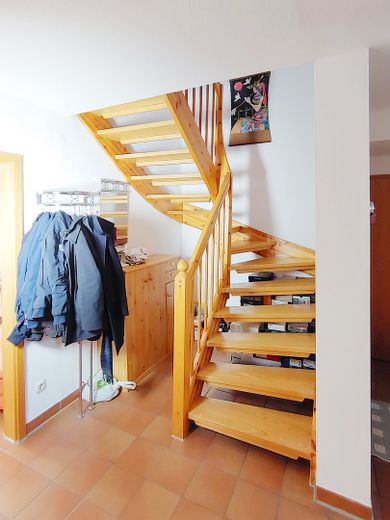 Avis aux investisseurs : duplex habité et meublé de 4 pièces avec cuisine, salle de bains et WC supplémentaires, dans un quartier calme proche du centre – Treppenaufgang Diele unten