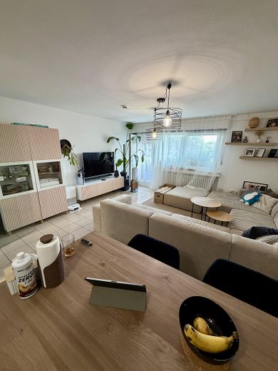 Gut geschnittene 2-Zimmer-Wohnung mit Balkon & Einbauküche in zentraler Lage von Pulheim – Wohnzimmer