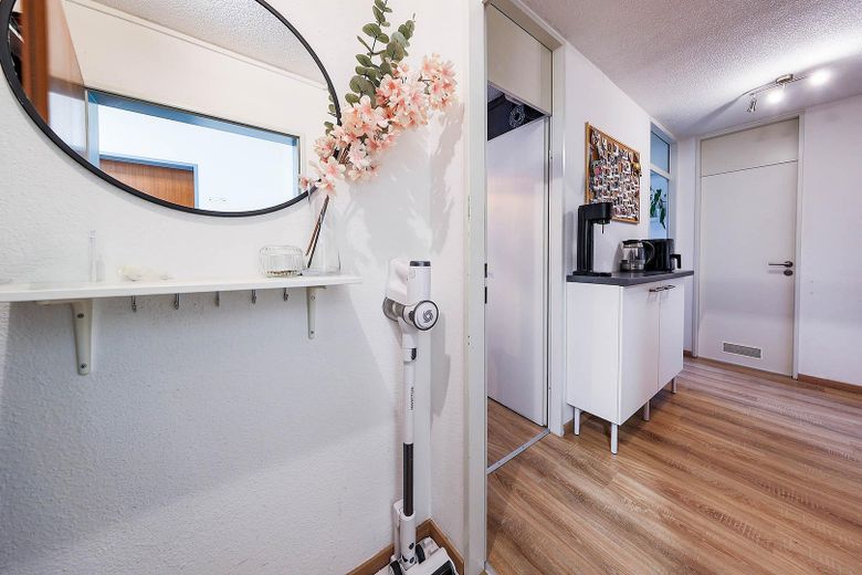 Commission-free 2-room apartment with balcony & garage in Konstanz – Flur