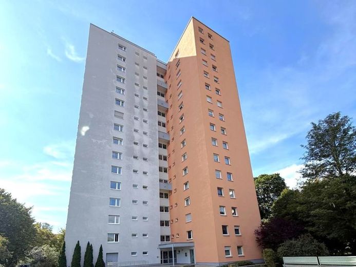 Panoramiczny widok + garaż w cenie! Na sprzedaż mieszkanie 4,5-pokojowe w Laupheim – Zdjęcie 1
