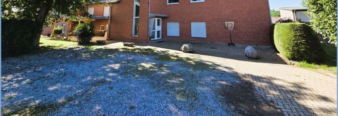 Bezugsfreies Ein- bis Zweifamilienhaus mit 4 Garagen und angrenzendem 4-Parteienhaus zzgl. Baugrundstück in Linnich-Hottorf