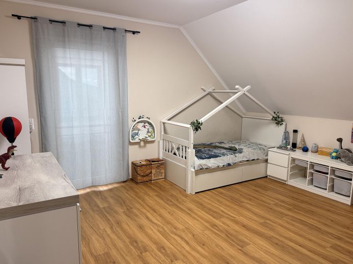 Modernes freistehendes Einfamilienhaus mit viel Platz & großem Garten | Baujahr 2021 – Kinderzi. 1 Bild 2/3